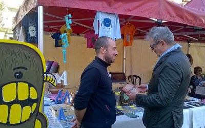 El regidor del Centre Històric ha visitat el Mercat de les Idees, a la plaça de Cervantes.