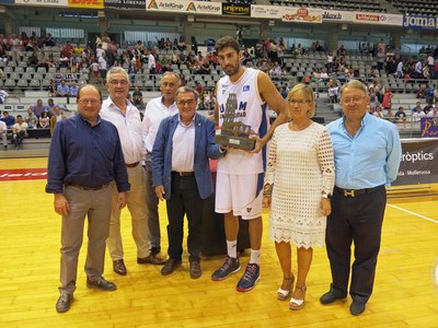 L'alcalde Ros ha lliurat el guardó al Múrcia, guanyador del Trofeu Federòptics Ciutat de Lleida.