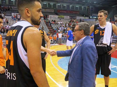 L'alcalde Ros ha saludat els jugadors de l'Actel Força Lleida en acabar el partit de presentació davant la seva afició.