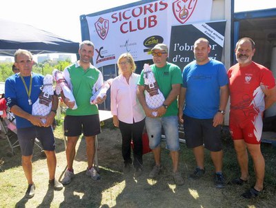 La tinent d'alcalde ha participat en el lliurament d'obsequis del III Descens popular Ciutat de Lleida. A la foto, amb els clubs amb més presència de….