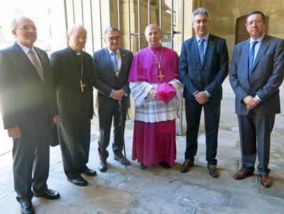 Les autoritats locals han saludat el nou bisbe i el nunci de la Santa Seu abans d'entar a la Catedral Nova.