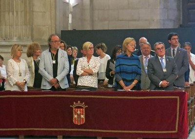 Una àmplia representacio de la Paeria, encapçalada per l'alcalde Ros, en la presa de possesió del nou bisbe a la Catedral Nova.