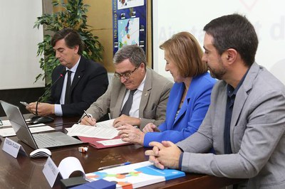 El paer en cap ha signat el conveni de col·laboració de la Paeria per tirar endavant els estudis de Batxillerat Internacional a l'iNS Josep Lladonosa..