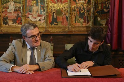 Àngel Ros i Àlex Màrquez, en la signatura del conveni per continuar sent ambaixador de la ciutat, dins el pgoram Lleida Esport & Emotion de Turisme d….
