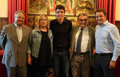 La signatura amb l'Àlex Màrquez s'ha fet al Saló del Retaule de la Paeria.