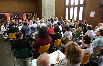 Més de cinquanta persones, incloses els representants de tots els Grups polítics municipals, han assistit a la reunió, celebrada a la seu de la regid….