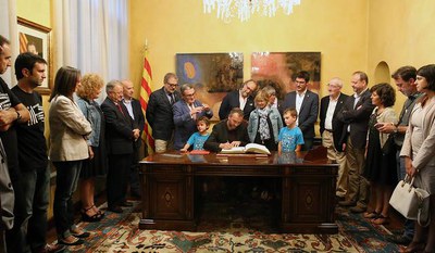 El pregoner firma el Llibre d'Or..
