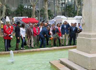 Ofrena floral a l'alcalde Fuster en el marc del Dia de la Ciutat a la Fira de Sant Miquel.