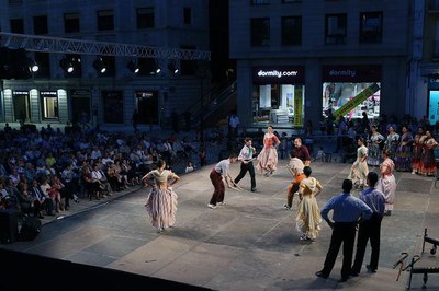 L'alcalde Ros ha assistit al Festival de Dansa dels Països Catalans, a la plaça de Sant Joan.
