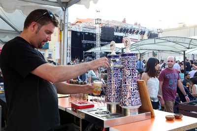 La plaça del Dipòsit acull la segona edició de la Mostra de Cervesa Artesana, a les Festes de la Tardor.
