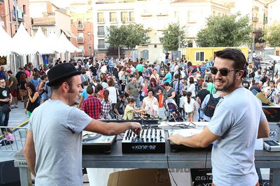 La segona Mostra de Cervesa Artesana, dins de les Festes de la Tardor, s'ha acompanyat de música en directe.