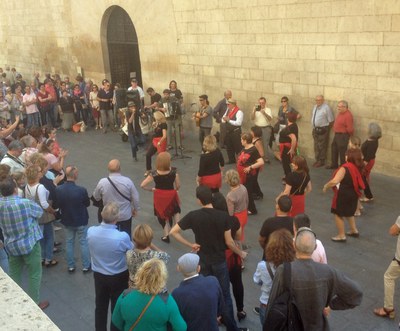 La Ruta del Garrotín, davant de la Catedral Nova, en una de les parades que ha fet durant el recorregut.
