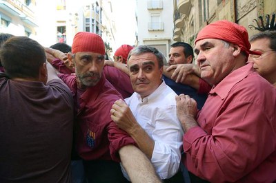 El paer en cap, fent pinya amb els Castellers de Lleida..