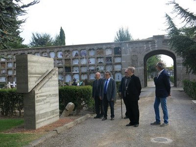El Bisbe, acompanyat per l'alcalde, ha visitat diferents espais del cementiri, entre ells les zones dels caiguts per la Guerra Civil pels dos bàndols..
