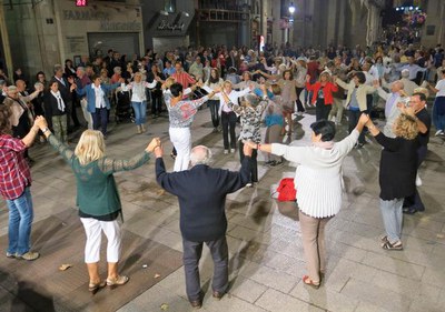 La plaça de la Paeria , seu de la tradicional ballada de Sant Miquel amb a Cobla Vents de Riella.