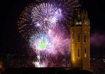 Un espectacle de Pirotècnia Catalana llençat des del marge esquerre del riu ha il·luminat la ciutat.