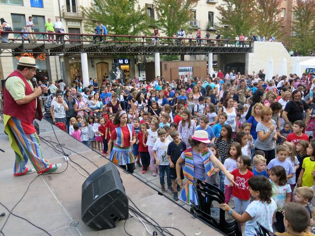 Els nens i les nenes guadeixen de l'animació de Sac Espectacles, per les Festes de la Tardor