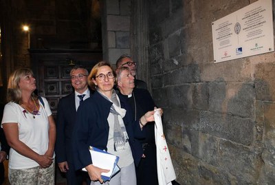 Descobriment de la placa del nou enllumenat interior de l'església de Sant Llorenç.