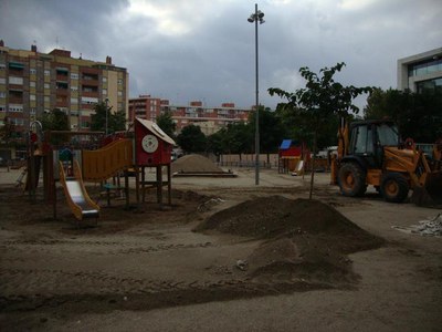 L’Ajuntament de Lleida renova el paviment amortidor dels jocs infantils de set places de la ciutat.