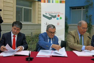 Àngel Ros, Roberto Fernández i Omar Sabat han signat el conveni de col·laboració entre Lleida i Valdivia.