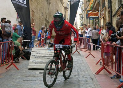 La prova internacional surt de la Seu Vella i arriba a l'avinguda de Blondel, baixant pel carrer de Cavallers.