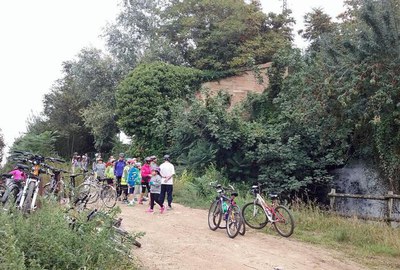 A través de l'activitat l'Horta de Grenyana amb bicicleta s'han visitat espais d’interès natural i històric, com la sèquia de Fontanet, el Molí de Ce….