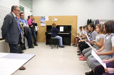 L'alcalde Ros ha assistit a les classes i els assajos que els alumnes han fet aquesta tarda.