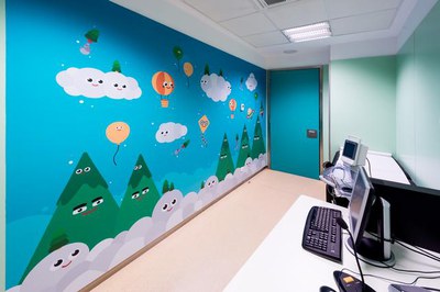 Els motius que utilitza Cesc Grané tenen referències nipones i es poden observar des d'avui a la planta de Pediatria, Obstetrícia i Ginecologia, Urgè….