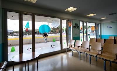 L'obra de Cesc Grané convida a imaginar móns fantàstics i està pensada exclusivament per a les zones de l'Arnau de Vilanova on s'atenen infants..