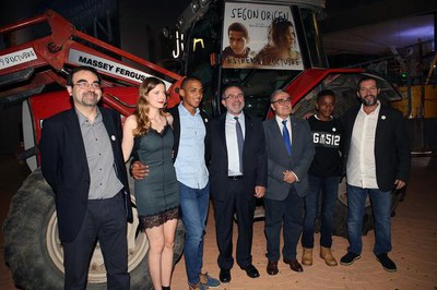 Fotografia promocional davant d'un tractor, un dels elements identificatius de la pel·lícula i de la novel·la en què es basa..