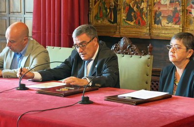 La signatura del conveni entre Paeria i Fecom s'ha fet al Saló del Retaule.