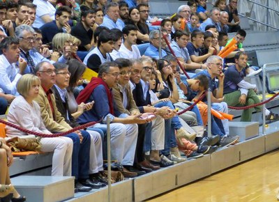 El tinent d'alcalde Fèlix Larrosa, amb el president del Club, al pavelló Barris Nord.