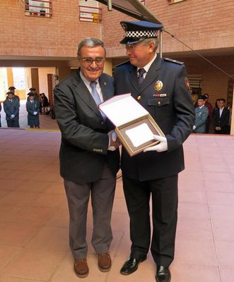 El caporal Agustí Muñoz, cap de la Unitat d'Investigació i Policia Administrativa, ha rebut una placa de reconeixement de mans de l’alcalde.