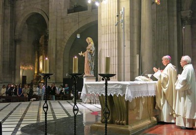 Sara Mestres, acompanyada de diversos regidors, ha assistit a la missa oficiada pel bisbe de Lleida a la Catedral Nova.