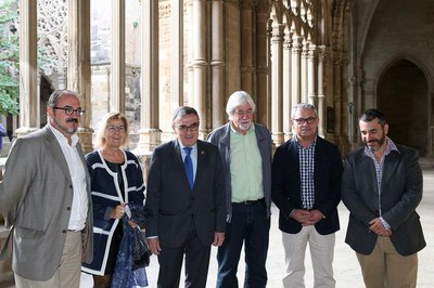 Les autoritats i representants del Consorci, al Claustre de la Seu Vella, després de la presentació de la Trobada..