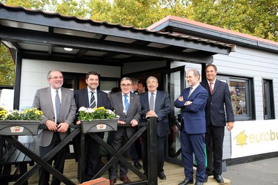 Les autoritats en l'espai expositiu d'una de les empreses que participa en Municipàlia-Innocamping..