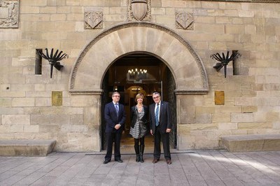 L'alcalde, amb la Consellera de Governació, Meritxell Borràs, i el director dels SSTT de Governació, Jordi Curcó, davant del Palau de la Paeria..
