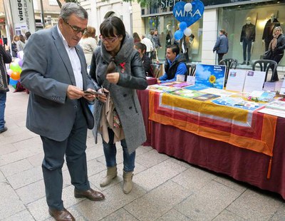 La fira d'entitats solidàries es pot visitar durant el dia al costat dels porxos de la Paeria i a la plaça de Sant Joan.