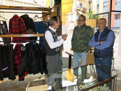 Fèlix Larrosa i Rafael Peris amb Jordi Berenguer, propietari de l'establiment Mirra, al carrer Cavallers.
