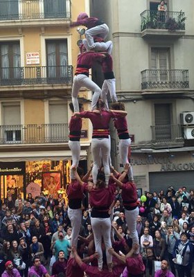 Actuació castellera a la plaça de la Paeria amb motiu de la XXI Diada de la Colla.