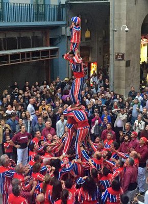 Els Castellers de Lleida han estat acompanyats a la plaça de la Paeria pels Moixiganguers d’Igualada i la Muixeranga d’Algemesí.