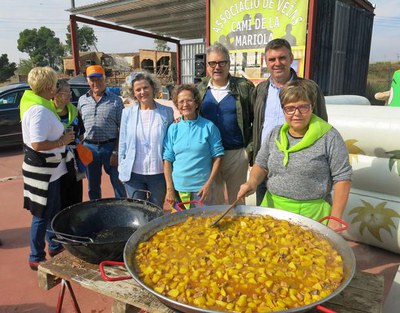Larrosa i el president de la Comissió Especial de l'Horta, Joan Queralt, amb la presidenta de l'AV, Marina Pifarré, i les cuineres d'una de les colle….