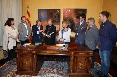 Com a obsequi institucional s'ha lliurat a Mons. Salvador Giménez una reproducció del Llibre dels Usatges..