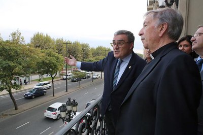 L' alcalde de Lleida, Àngel Ros, amb el Bisbe Mons. Salvador Giménez al balcó de la Paeria, juntament amb altres membres de la corporació..