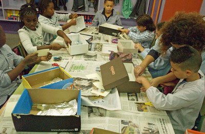 Els alumnes de l'escola Príncep de Viana, fent el taller de construcció de jocs i joguines amb material reciclat.