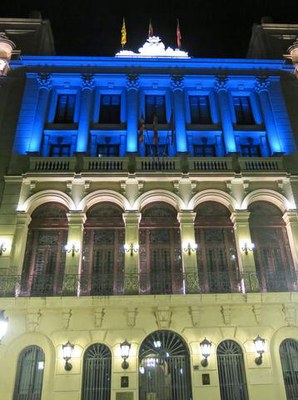 La façana de la Paeria s'ha il·lumnitat de blau per commemorar el Dia de les Nacions Unides.