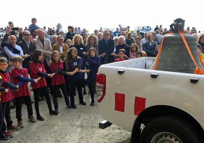 El comiat de la "Mònica", amb el cant de l'Hora dels Adéus.