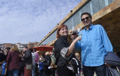 La plaça de la Llotja s'ha omplert de públic en la 7a Festa del Vi de Lleida.