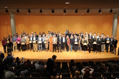 Foto del grup d'autoritats, empreses i entitats que conformen els reconeixements a l'Acció Social i Solidària 2024.