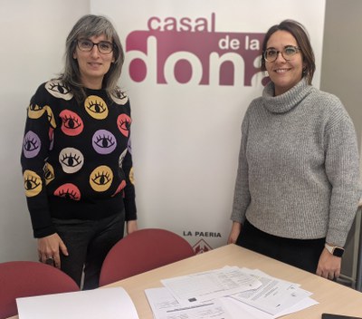 La tinent d'alcalde, Sandra Castro, i la presidenta de la Demarcació de Lleida del Col·legi de Periodistes, Laura Alcalde, en el moment de l'obertura del sobre amb les candidatures.